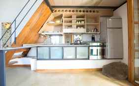 Die Wohnküche im Casa Wilm ist perfekt unter der Treppe integriert- hier wird jeder Meter genutzt. 